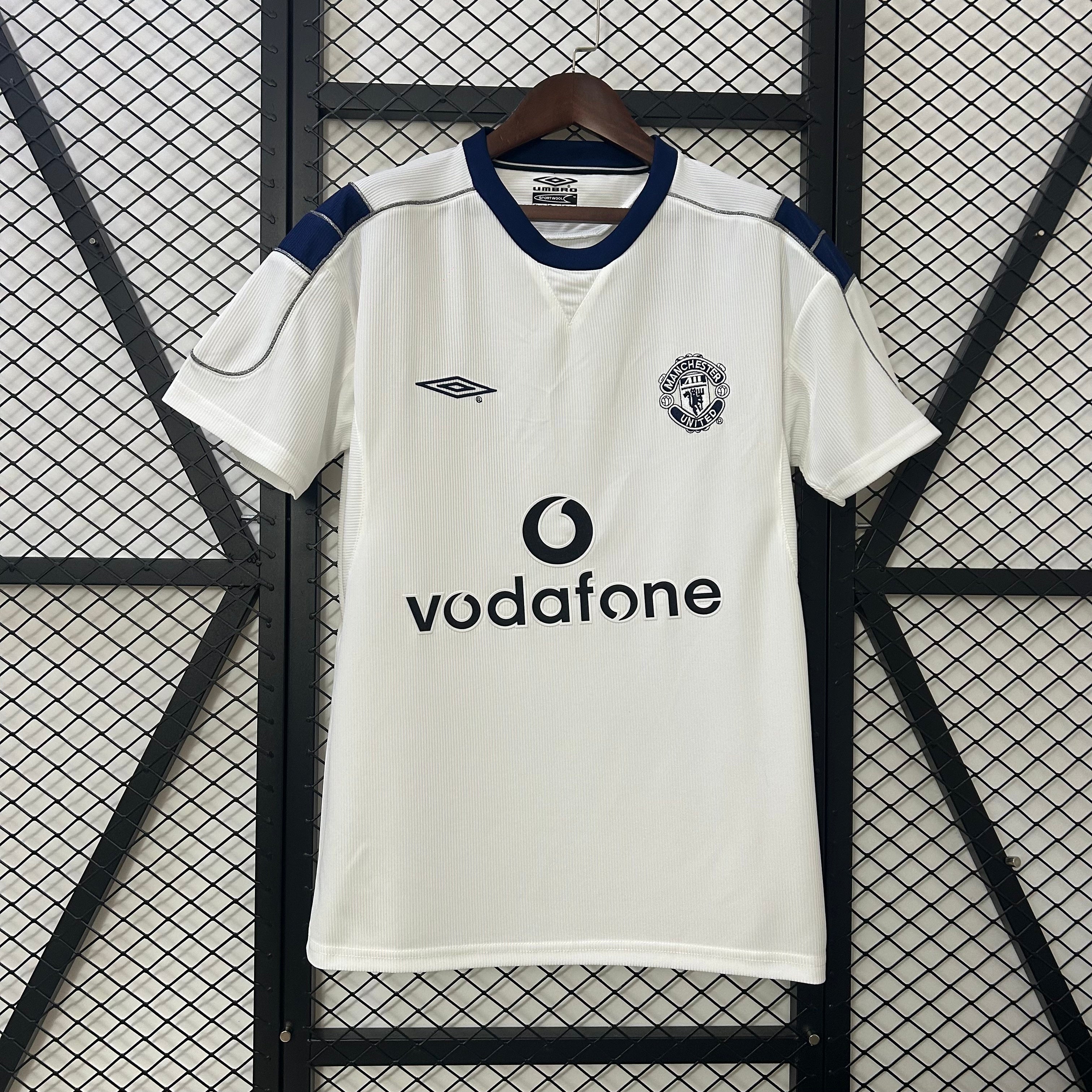 2000s Manchester United Retro Football Shirt | White Navy Home