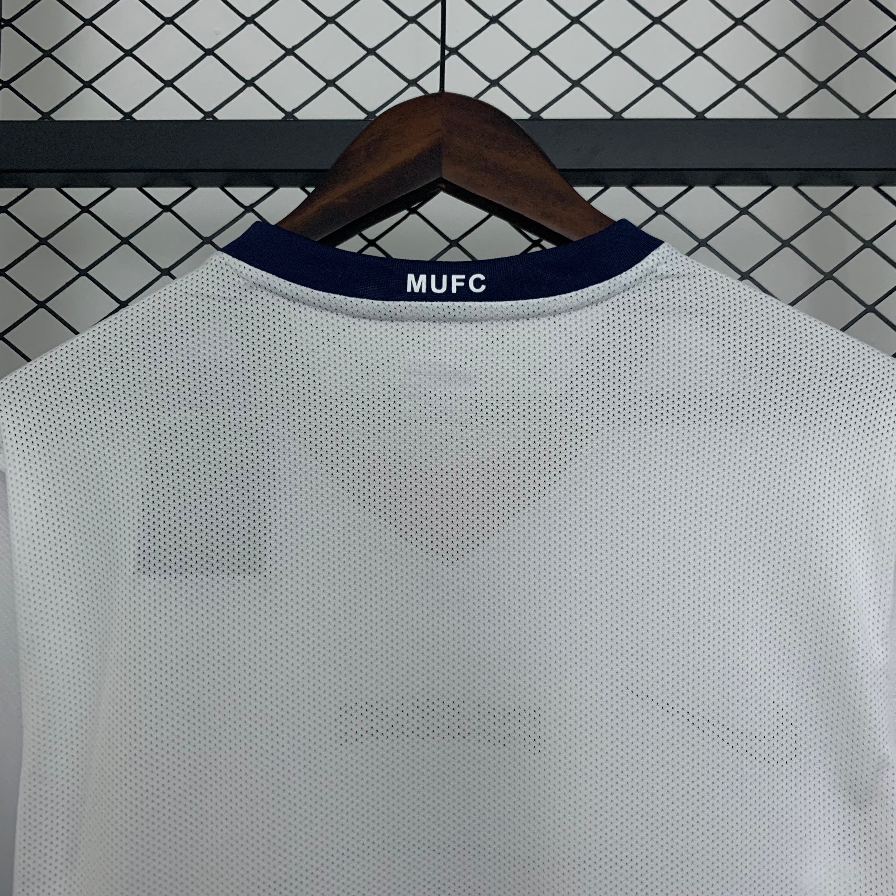 2000s Manchester United Retro Football Shirt | White Navy Home