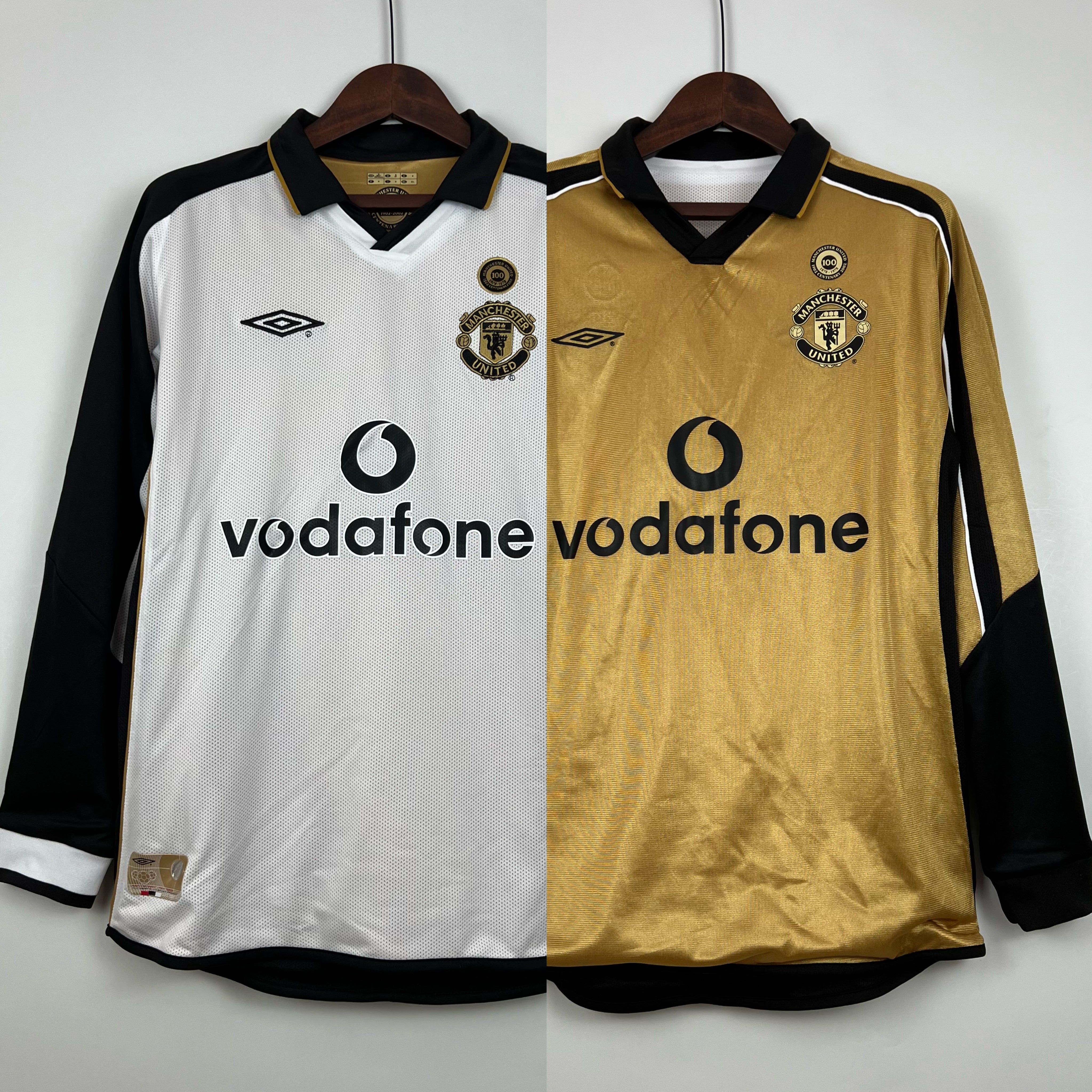 2000s Manchester United Retro Football Shirt | White Black Home