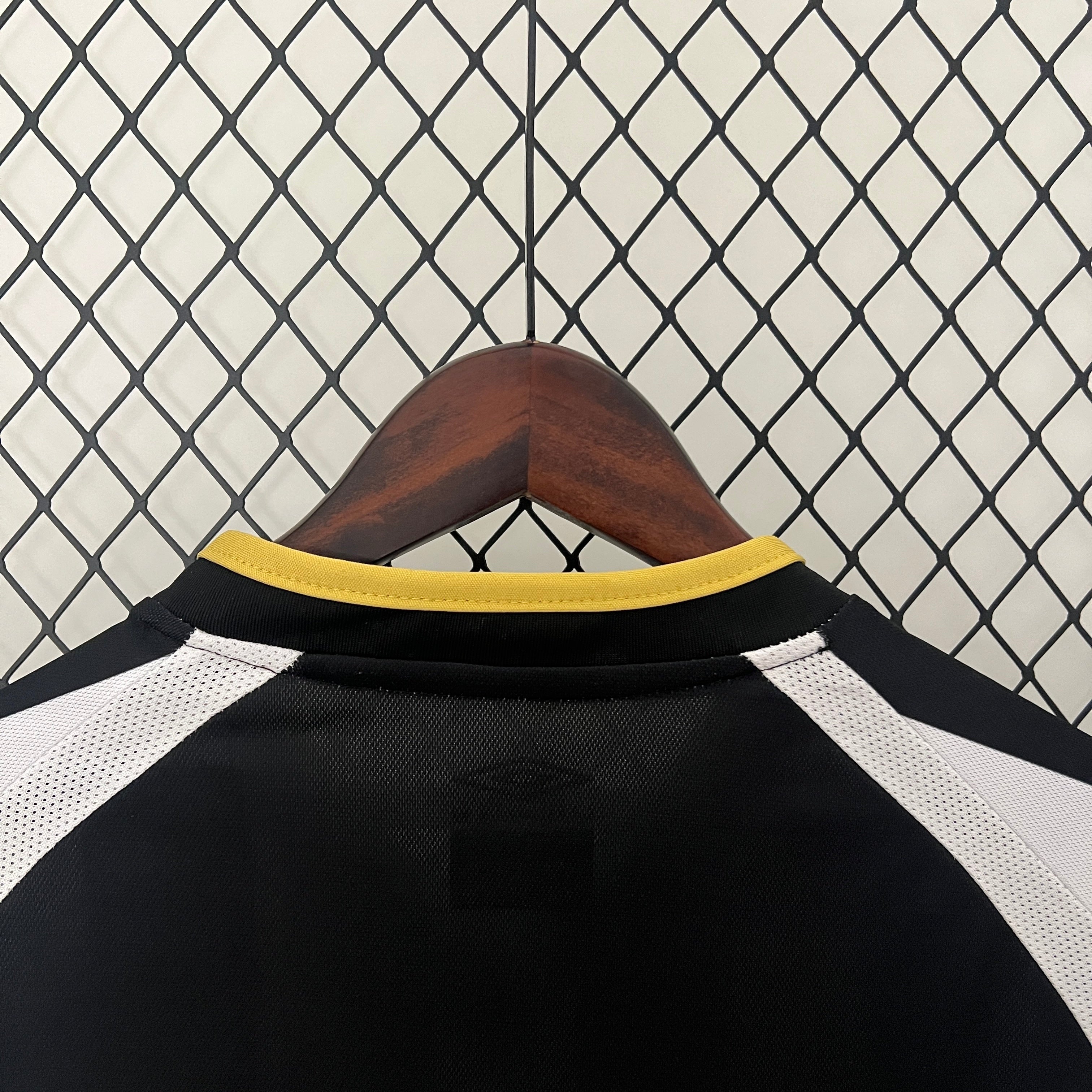 2000s Atletico Mineiro Retro Football Shirt | Black White Home