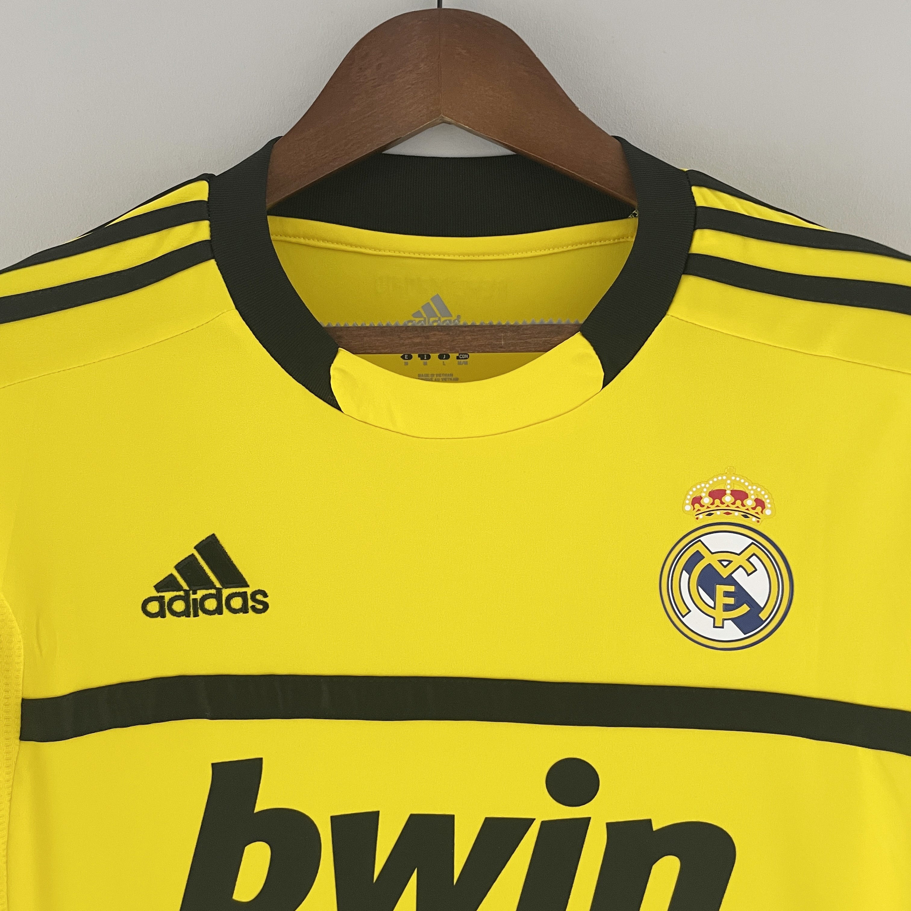 2000s Real Madrid Retro Football Shirt | Yellow Black Away