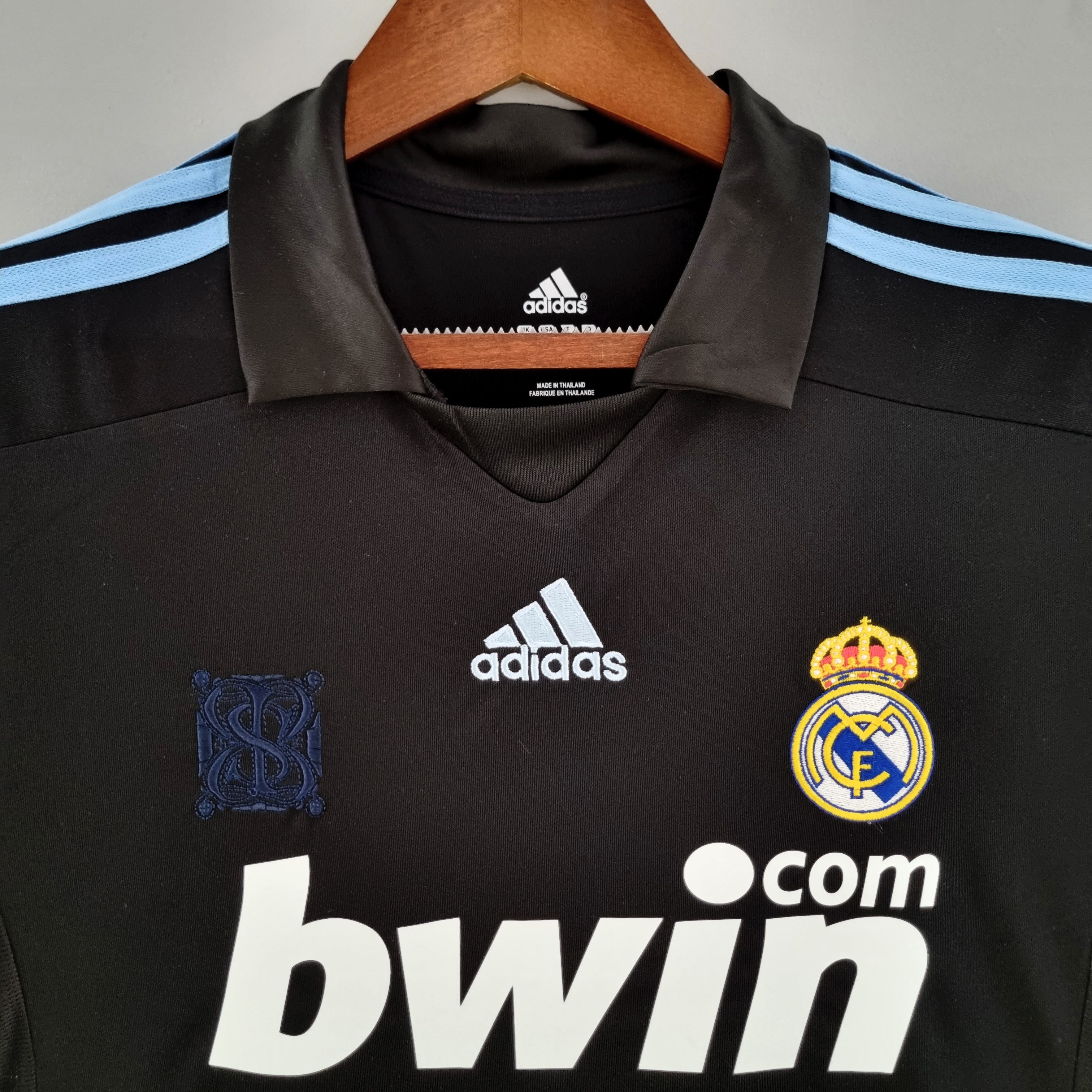 2000s Real Madrid Retro Football Shirt | Black Light Blue Home
