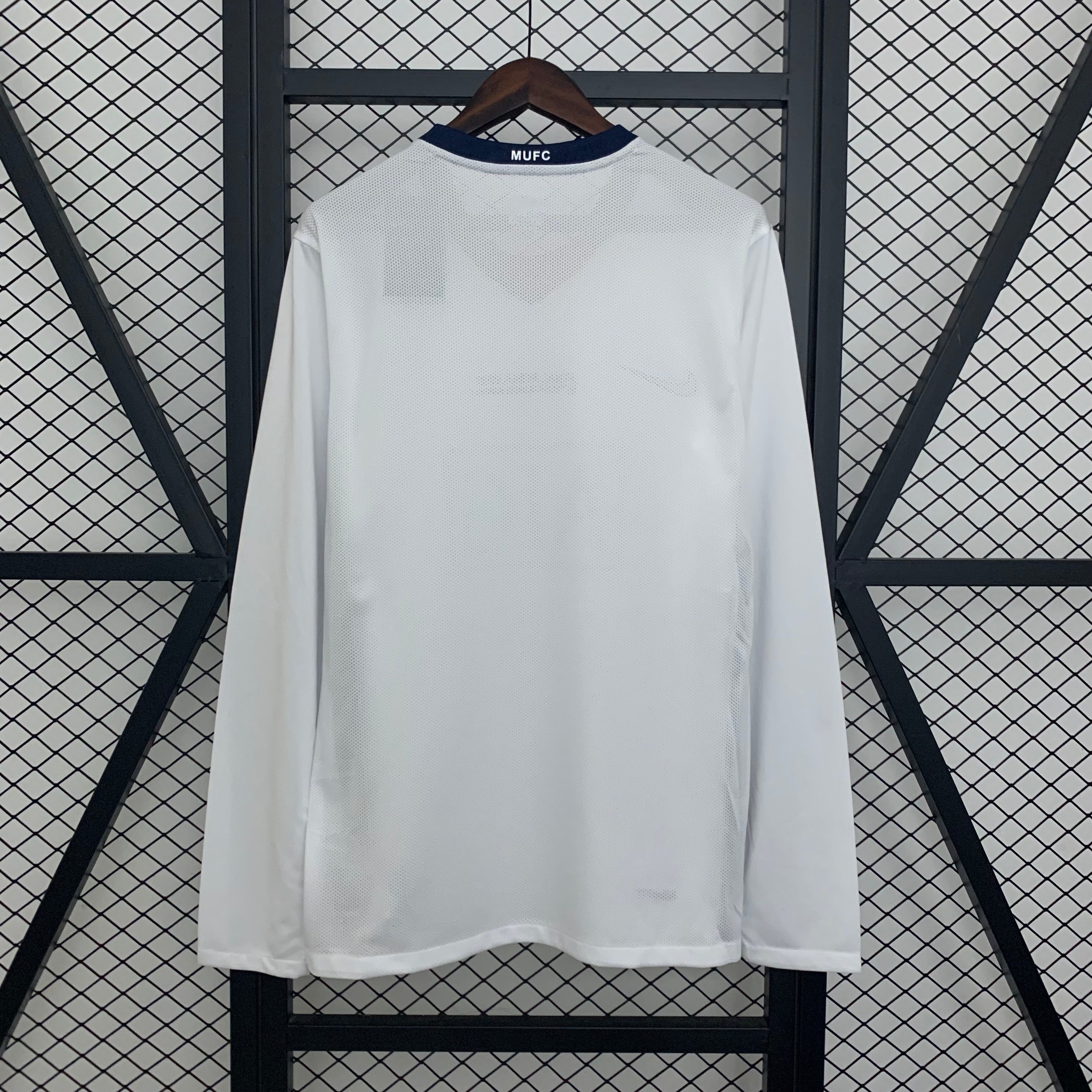 2000s Manchester United Retro Football Shirt | White Navy Home