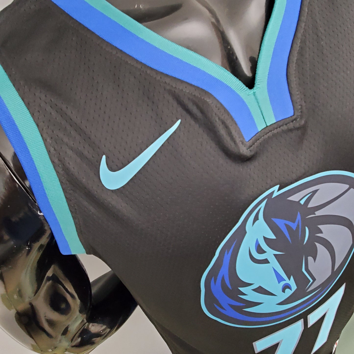 2023 Dallas Mavericks Dončić #77 Swingman Edition Jersey