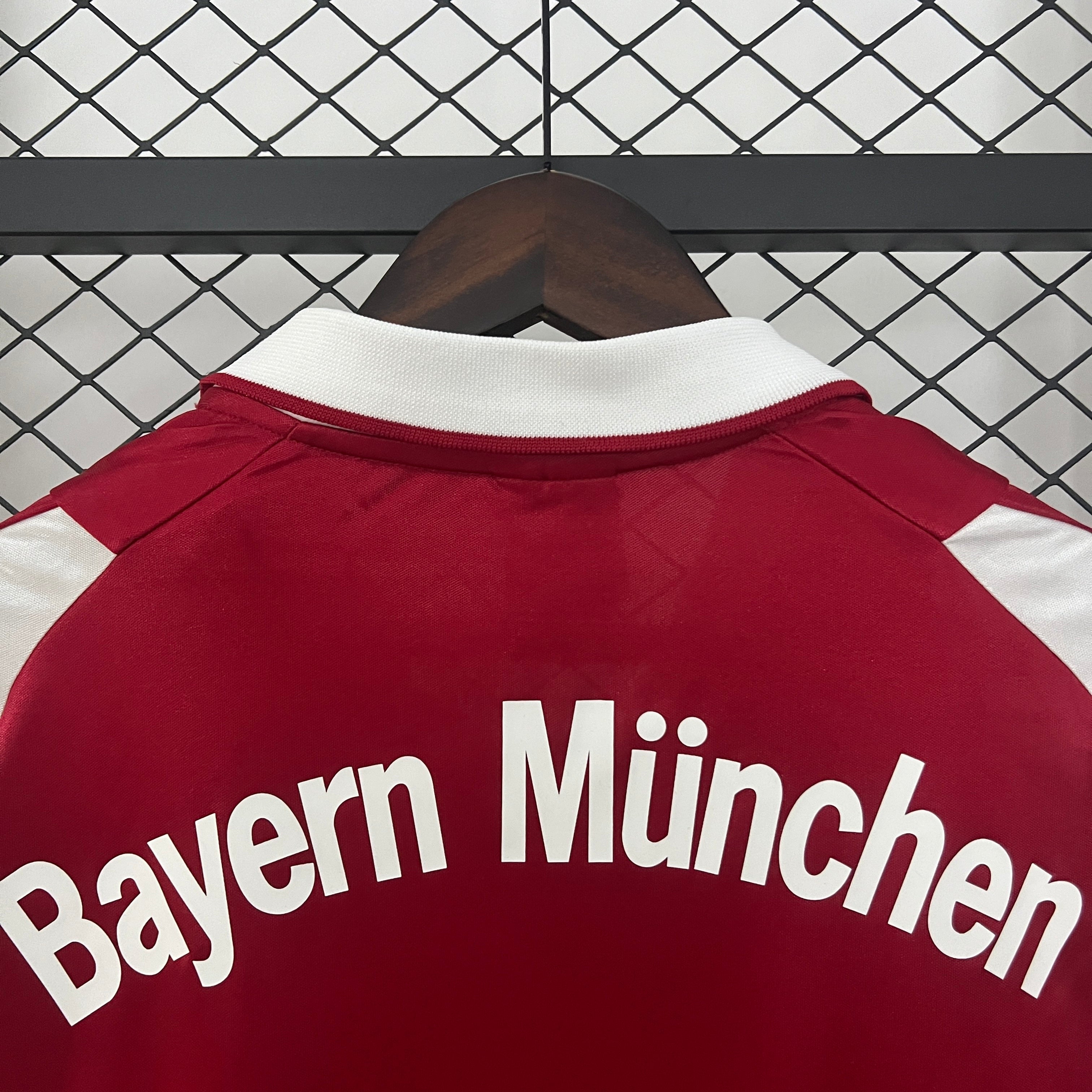 2000s Bayern Munich Retro Football Shirt | Red White Home