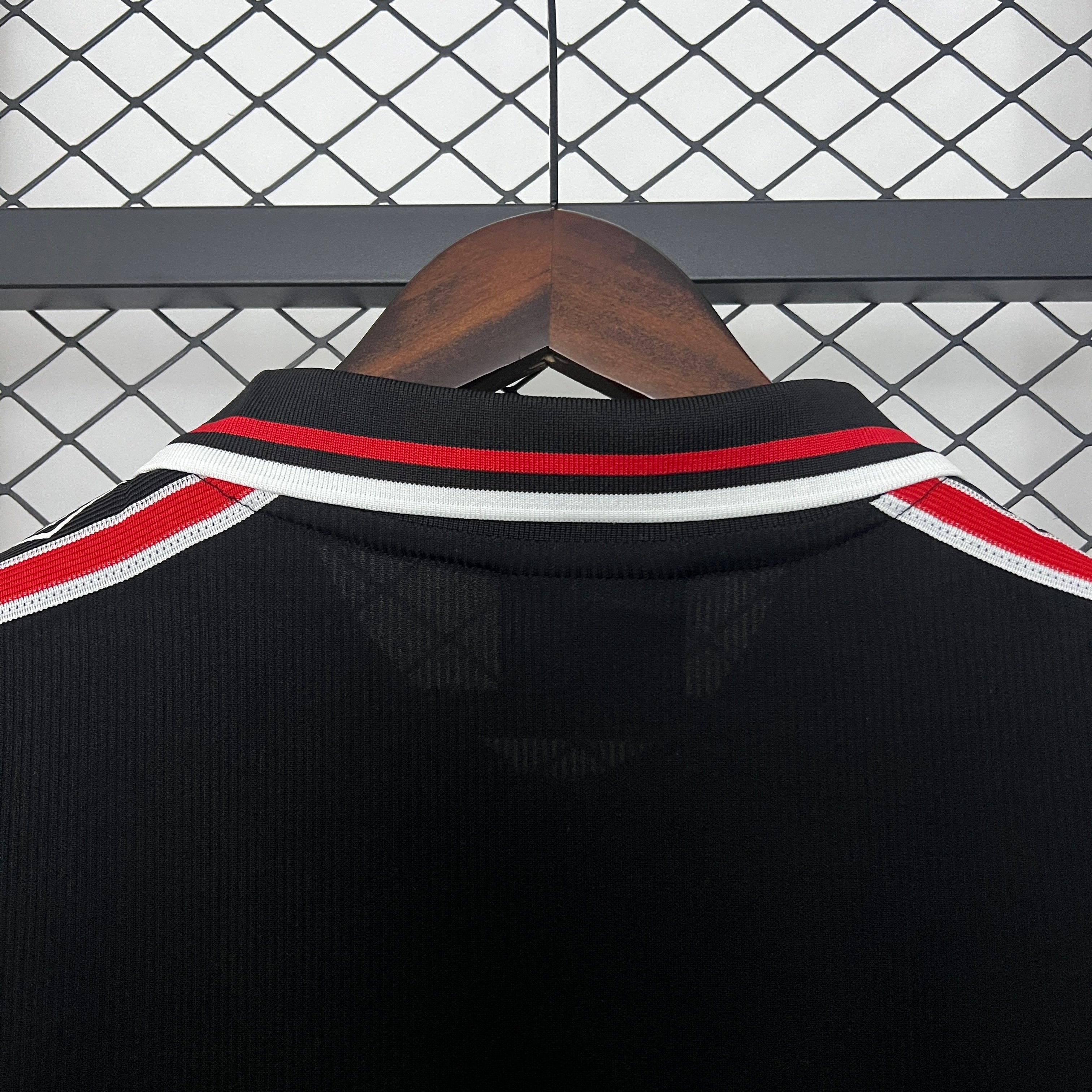 1990s Manchester United Retro Football Shirt | Black Red Home