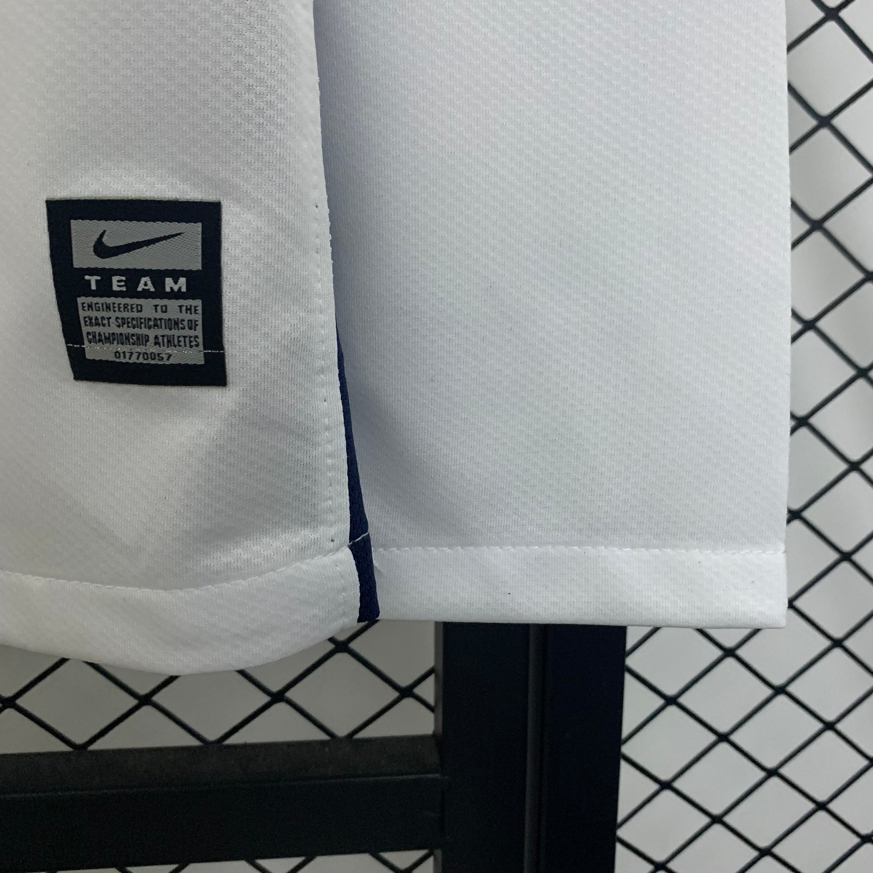 2000s Manchester United Retro Football Shirt | White Navy Home