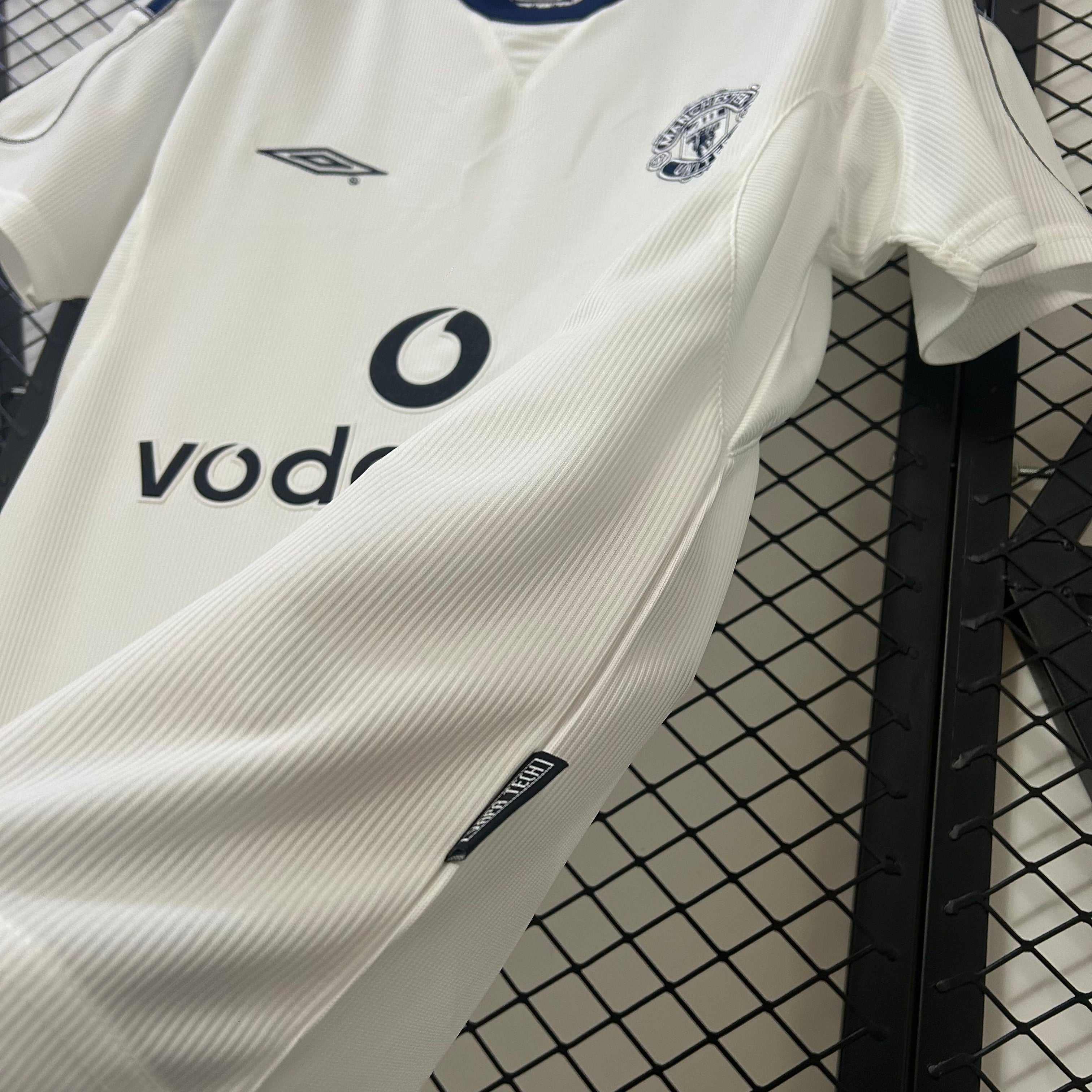 2000s Manchester United Retro Football Shirt | White Navy Home