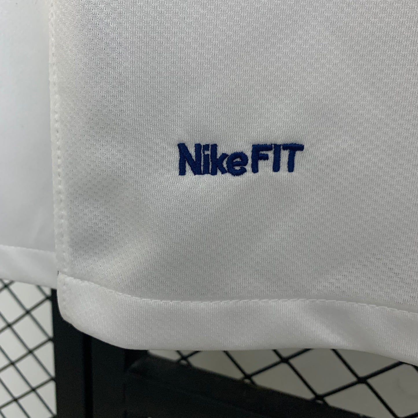 2000s Manchester United Retro Football Shirt | White Navy Home