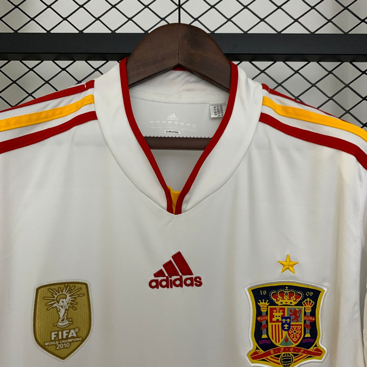 2000s Spain Retro Football Shirt | White Red Home