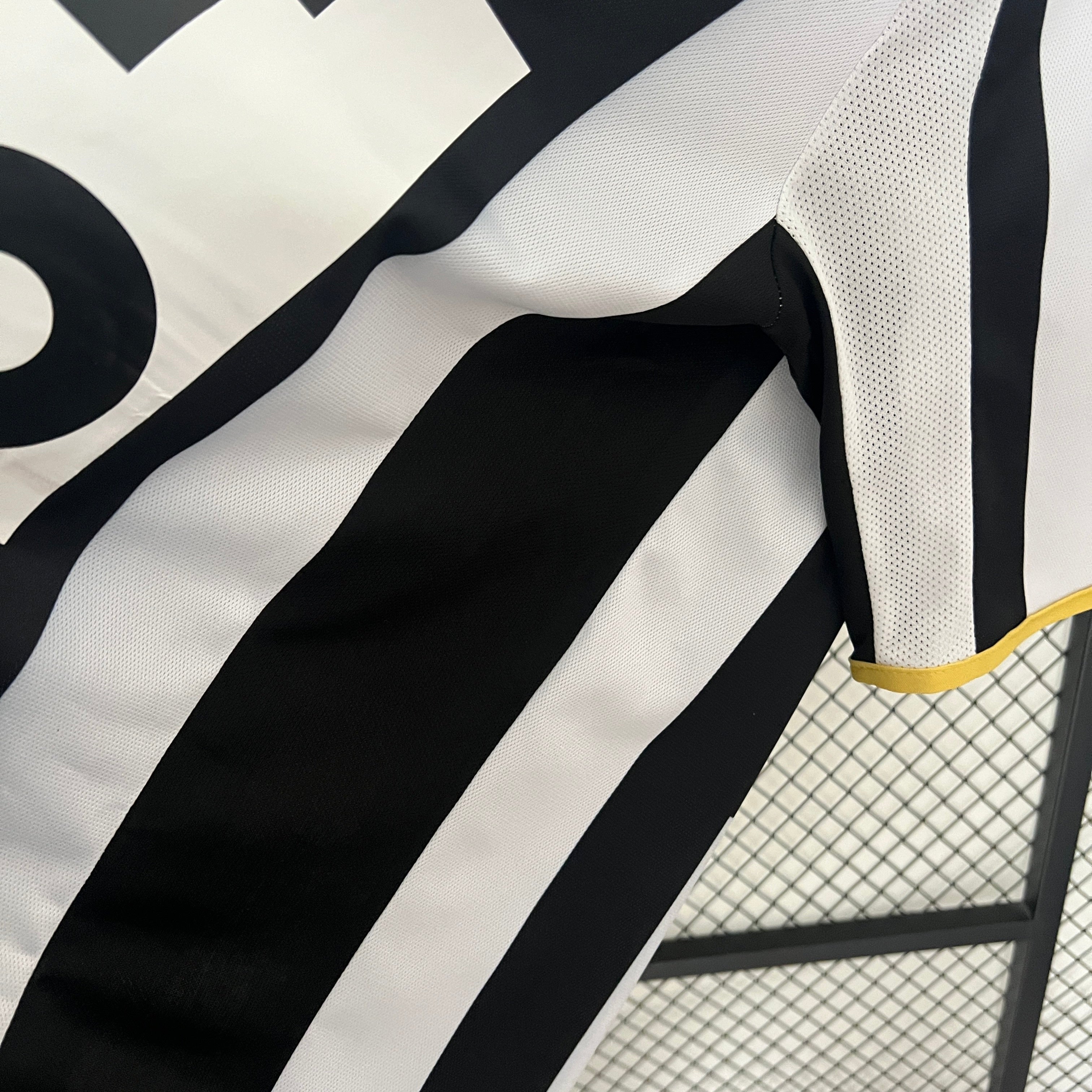 2000s Atletico Mineiro Retro Football Shirt | Black White Home