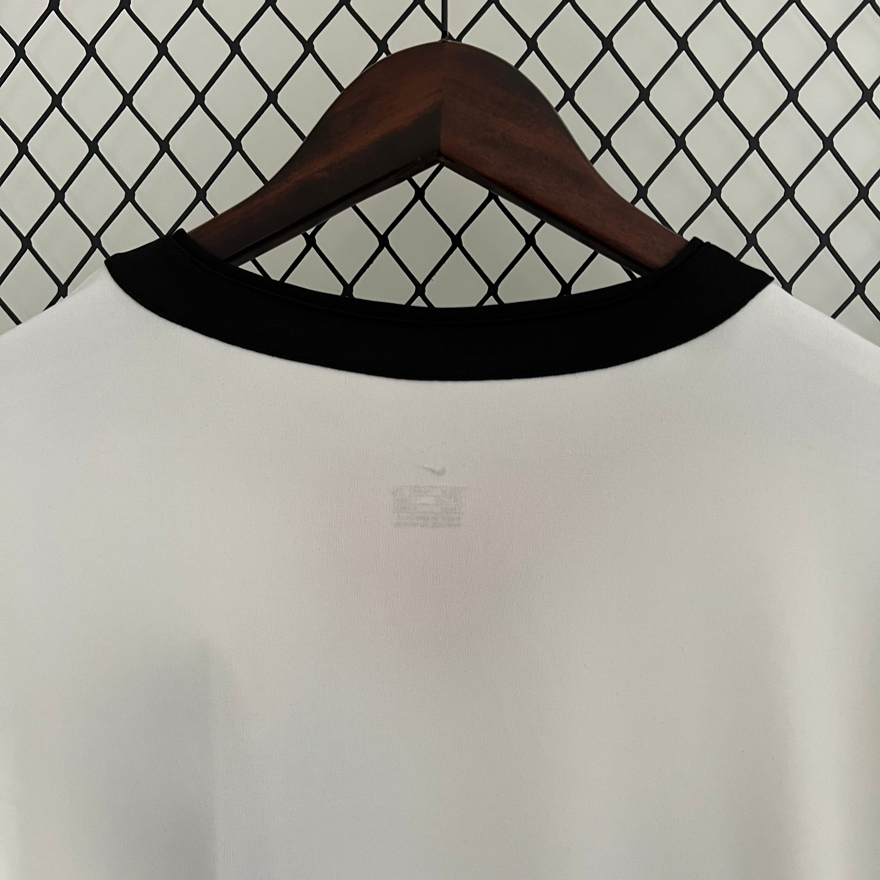 2000s Manchester United Retro Football Shirt | White Black Home