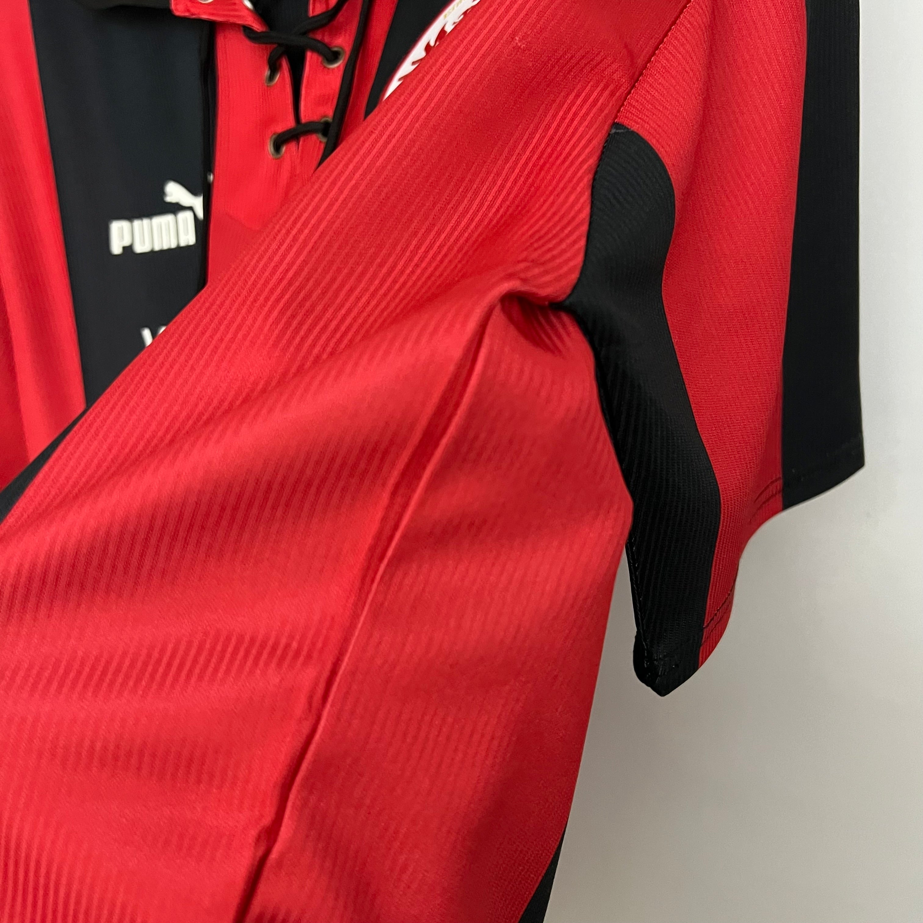 1990s Eintracht Frankfurt Retro Football Shirt | Red Black Home