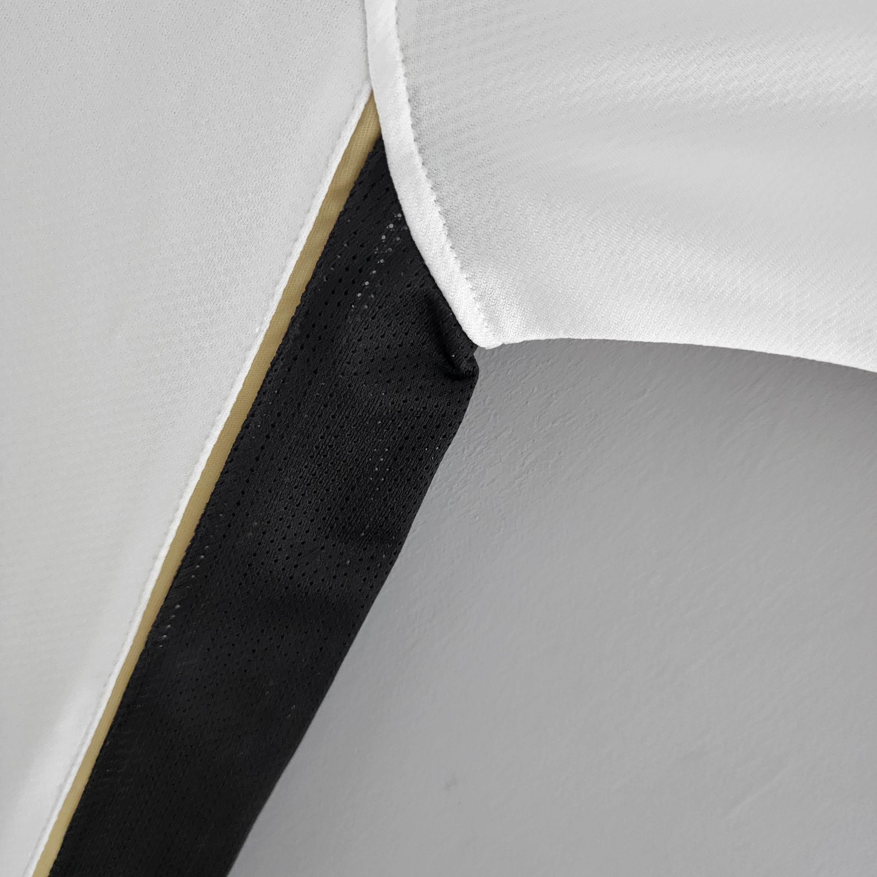2000s Manchester United Retro Football Shirt | White Gold Home