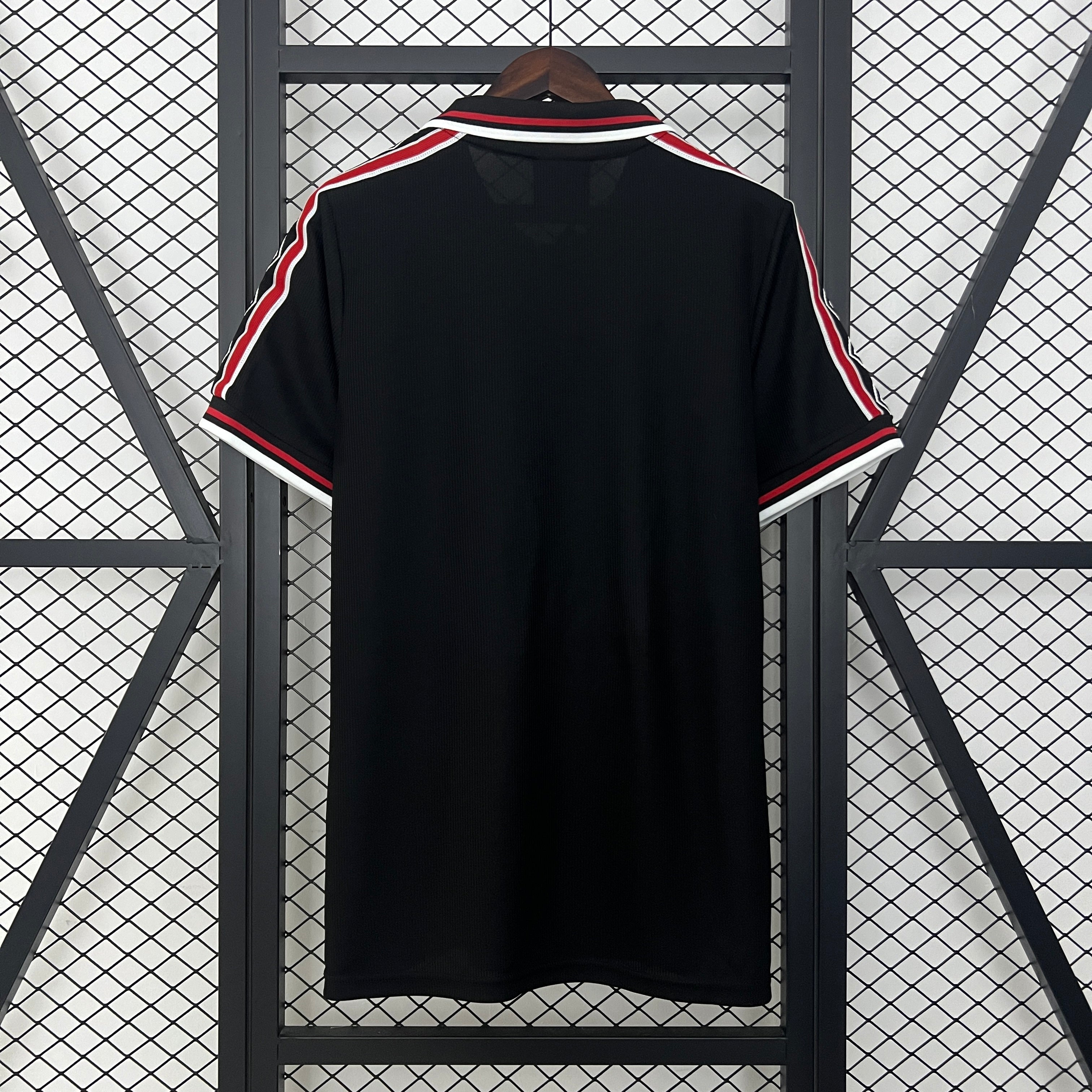 1990s Manchester United Retro Football Shirt | Black Red Home