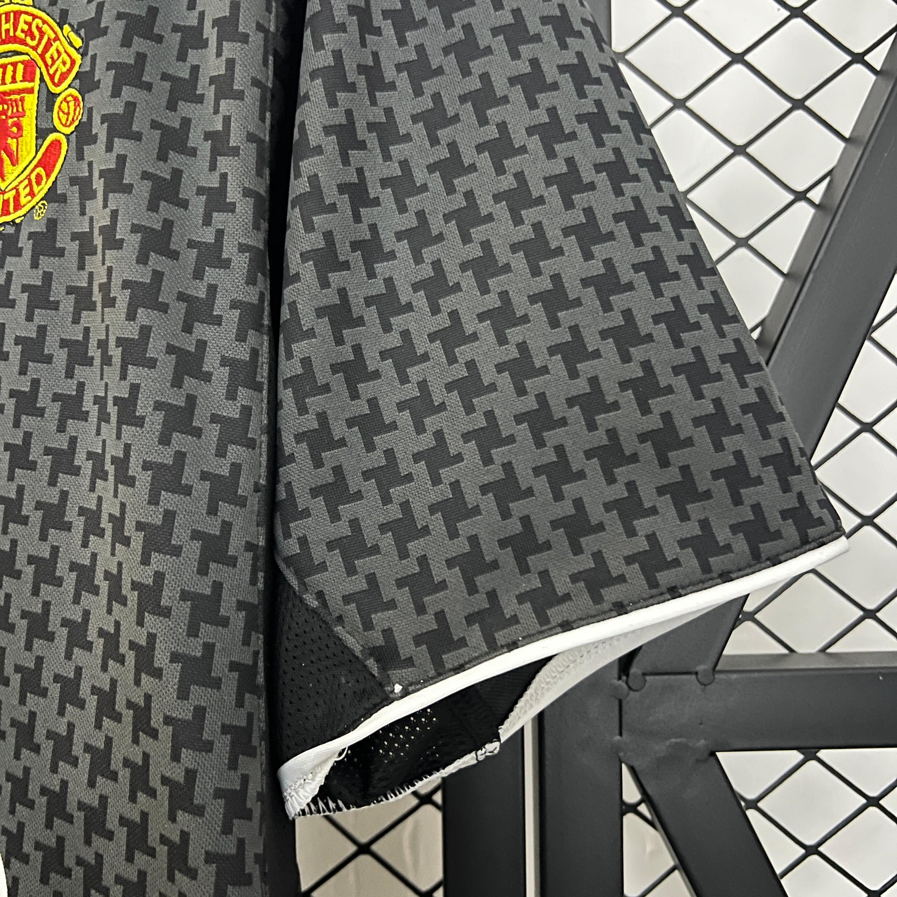 2000s Manchester United Retro Football Shirt | Black White Home