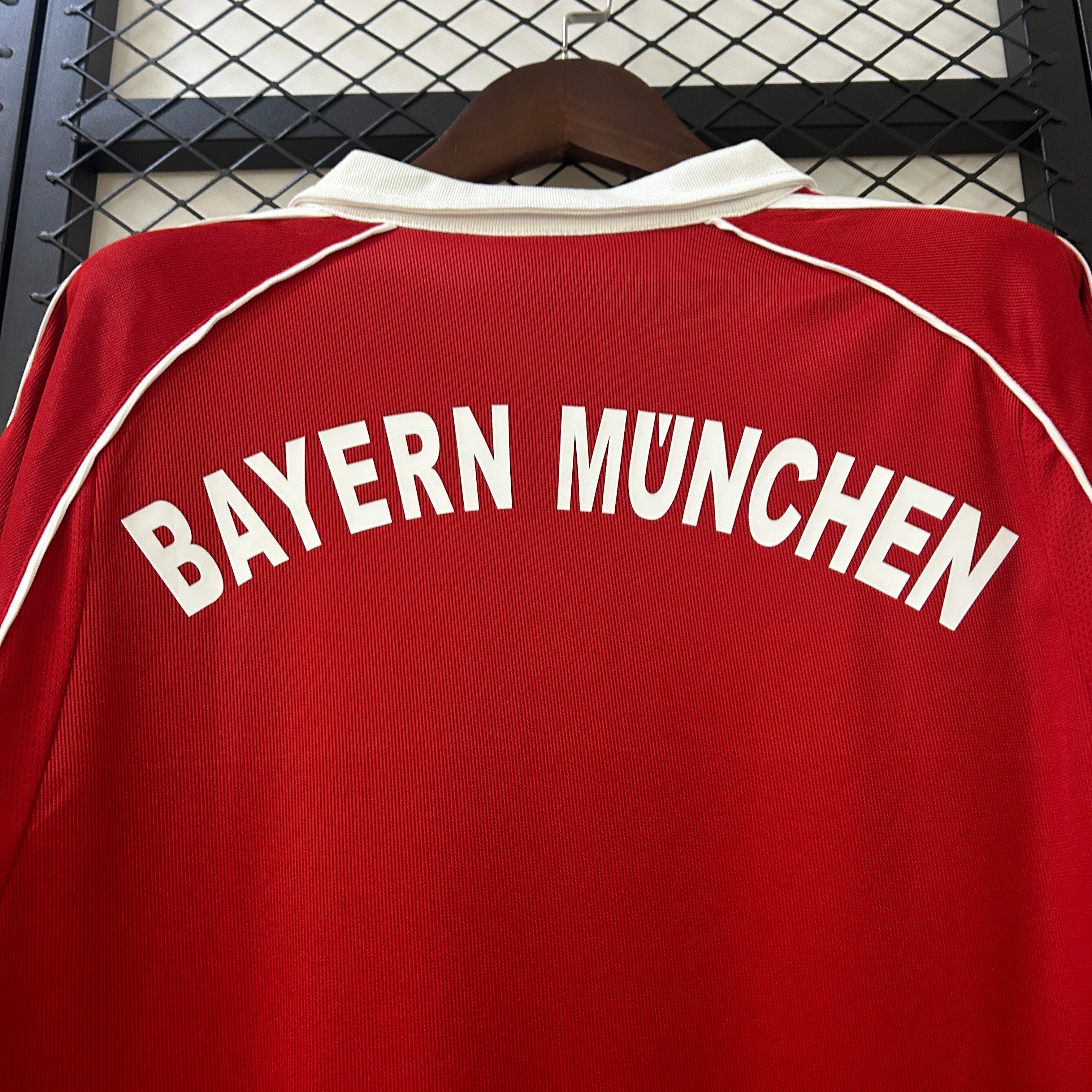 2000s Bayern Munchen Retro Football Shirt | Red White Home